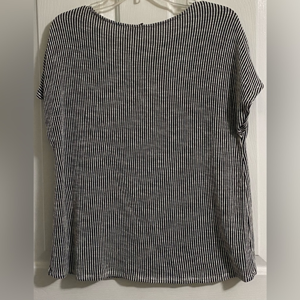 W5-WOMENS STRIPED BLACK AND WHITE TOP - Picture 4 of 13